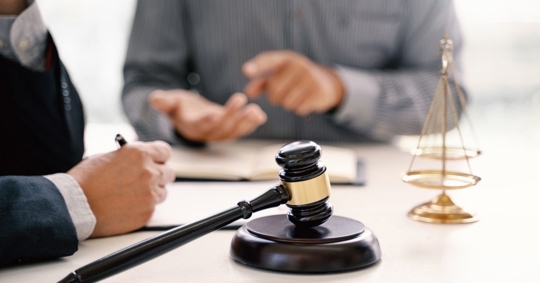 client and lawyer discussion